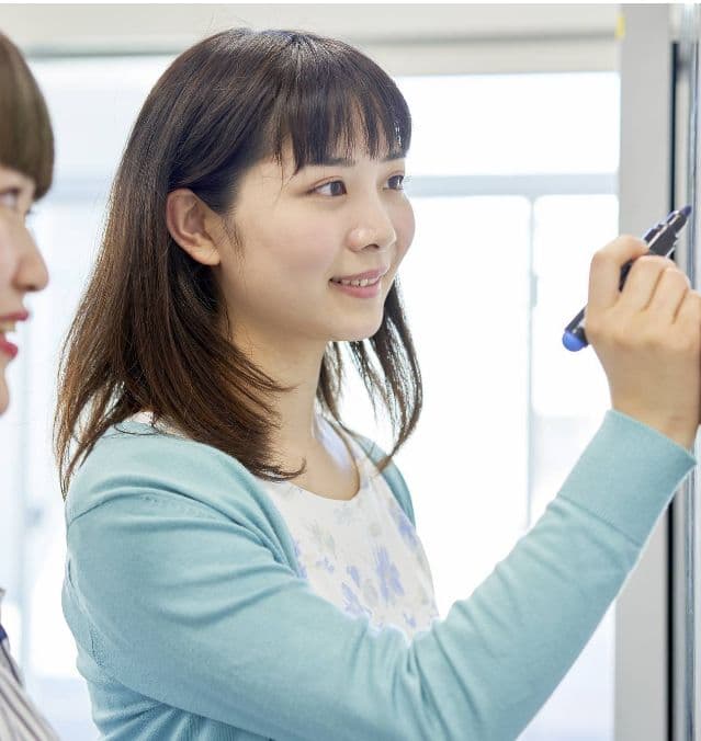 板書する女子学生